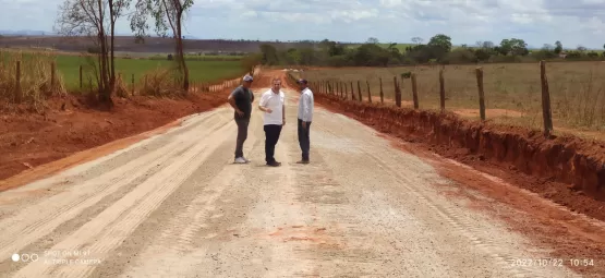 Vídeo - Prefeito Tonzinho vistoria a obra do asfalto de Vila Betinho em Lajedão