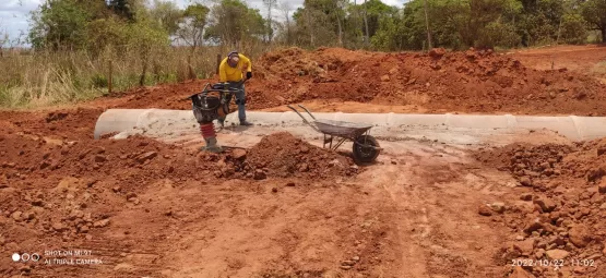 Vídeo - Prefeito Tonzinho vistoria a obra do asfalto de Vila Betinho em Lajedão