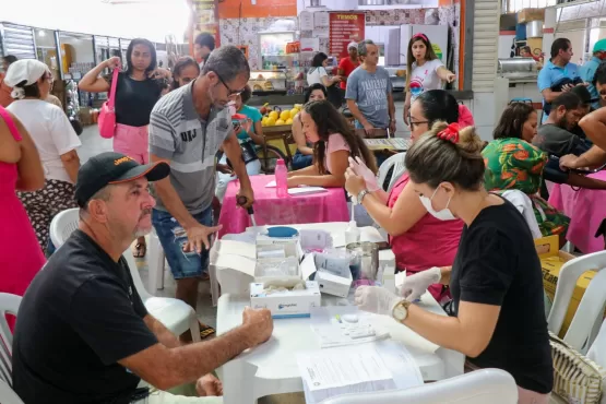 Outubro Rosa - Equipes da Secretaria Municipal de Saúde leva atendimento para o Mercadão em Teixeira de Freitas