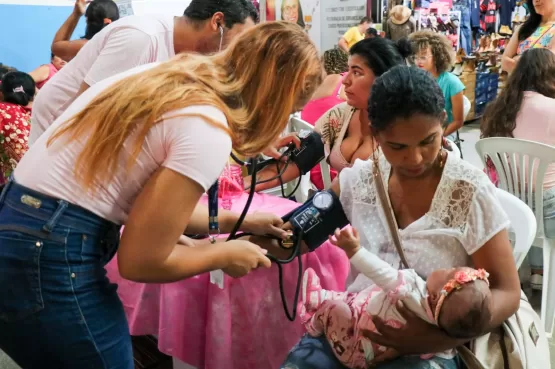 Outubro Rosa - Equipes da Secretaria Municipal de Saúde leva atendimento para o Mercadão em Teixeira de Freitas