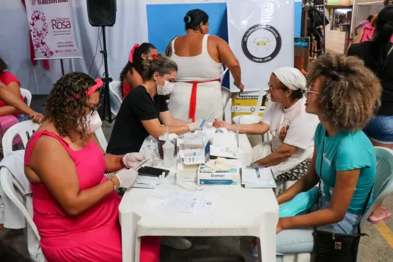 Outubro Rosa - Equipes da Secretaria Municipal de Saúde leva atendimento para o Mercadão em Teixeira de Freitas