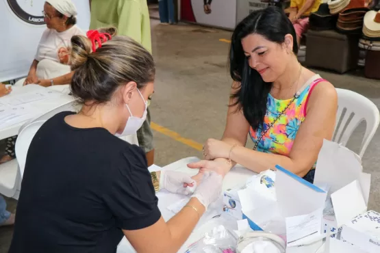 Outubro Rosa - Equipes da Secretaria Municipal de Saúde leva atendimento para o Mercadão em Teixeira de Freitas