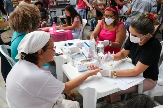 Outubro Rosa - Equipes da Secretaria Municipal de Saúde leva atendimento para o Mercadão em Teixeira de Freitas