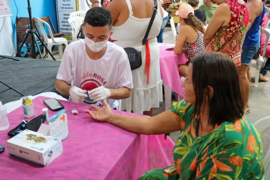 Outubro Rosa - Equipes da Secretaria Municipal de Saúde leva atendimento para o Mercadão em Teixeira de Freitas