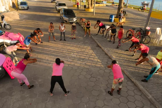 Caminhada marca a concientização do Outubro Rosa  em Caravelas