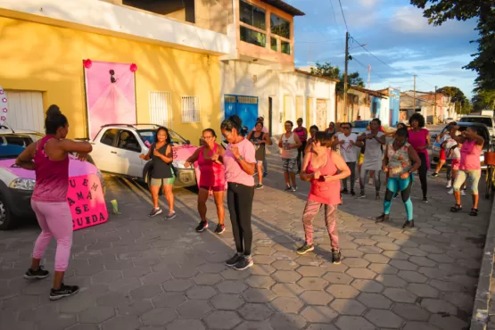 Caminhada marca a concientização do Outubro Rosa  em Caravelas