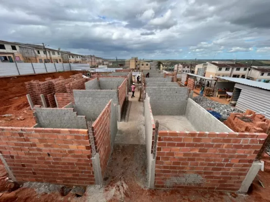 Prefeitura de Teixeira de Freitas continua com construção da UBS do residencial Santos Guimarães