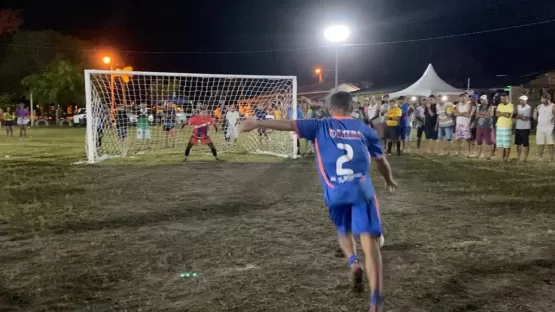 Prefeitura de Mucuri investe na iluminação de LED em campo de futebol para Comunidade Beija-flor