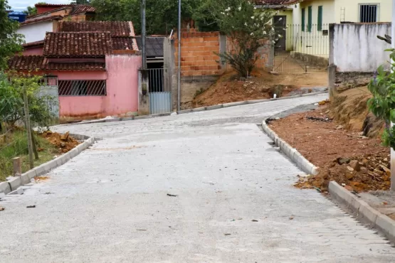 Prefeitura implementa pavimentação em Santo Antônio, distrito de Teixeira de Freitas