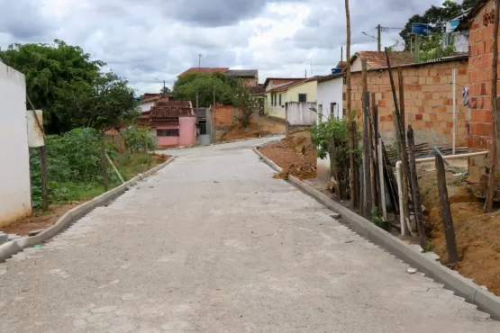 Prefeitura implementa pavimentação em Santo Antônio, distrito de Teixeira de Freitas