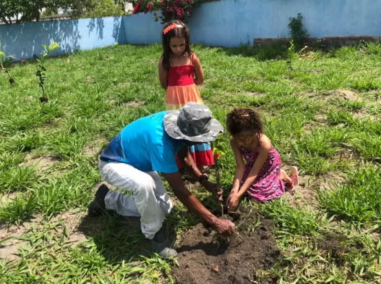 Prefeitura realiza plantio de frutíferas em UBS de Teixeira de Freitas