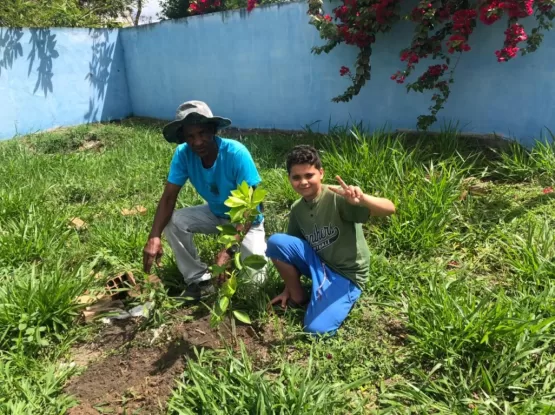 Prefeitura realiza plantio de frutíferas em UBS de Teixeira de Freitas