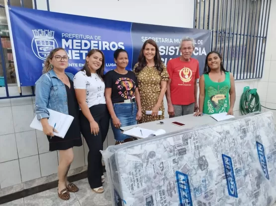 Prefeitura de Medeiros Neto realiza entrega de kits para famílias da Vila Ronaldo e Derba