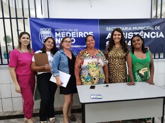 Prefeitura de Medeiros Neto realiza entrega de kits para famílias da Vila Ronaldo e Derba