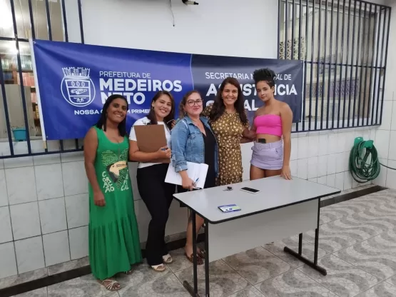 Prefeitura de Medeiros Neto realiza entrega de kits para famílias da Vila Ronaldo e Derba