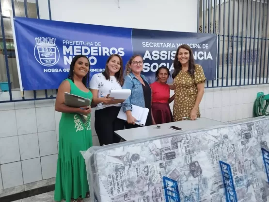 Prefeitura de Medeiros Neto realiza entrega de kits para famílias da Vila Ronaldo e Derba