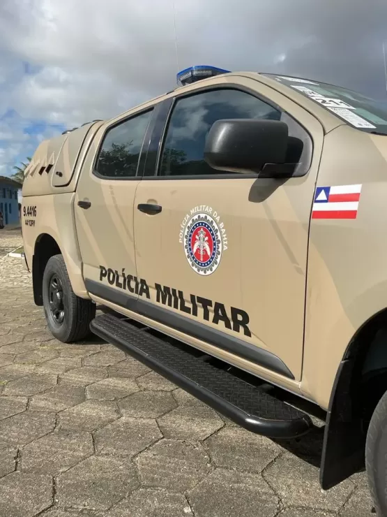 Bandidos invadem casa, mantêm família refém e fogem levando carro e dinheiro em Medeiros Neto