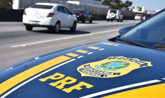 PRF apreende mais de R$ 1 milhão escondidos em carro abordado em MG