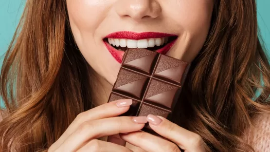 Comer chocolate pode promover o alívio de cólicas menstruais