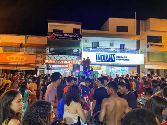 População de Medeiros Neto comemora vitória de Lula e Jerônimo ao lado do prefeito Beto Pinto