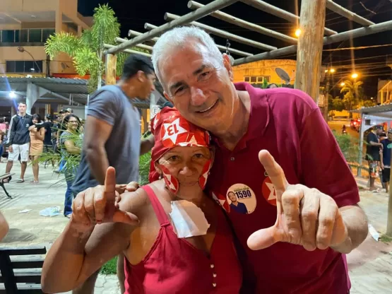 População de Medeiros Neto comemora vitória de Lula e Jerônimo ao lado do prefeito Beto Pinto