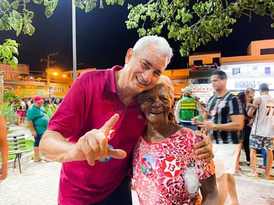 População de Medeiros Neto comemora vitória de Lula e Jerônimo ao lado do prefeito Beto Pinto