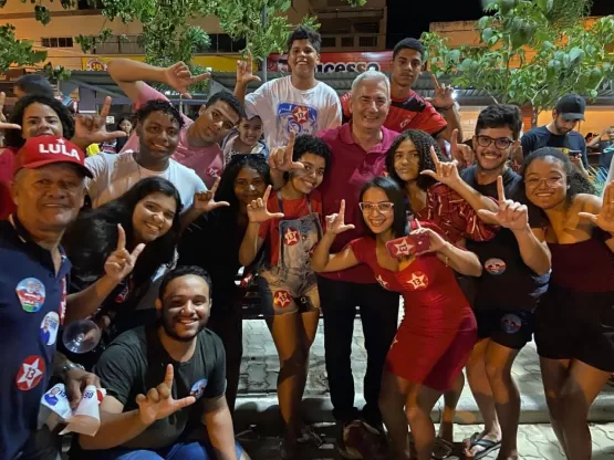 População de Medeiros Neto comemora vitória de Lula e Jerônimo ao lado do prefeito Beto Pinto