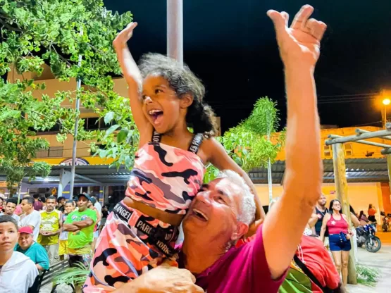 População de Medeiros Neto comemora vitória de Lula e Jerônimo ao lado do prefeito Beto Pinto