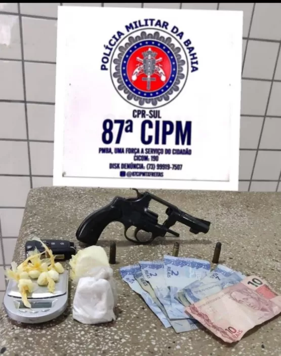 PM prende homem com revólver e cocaína em Teixeira de Freitas