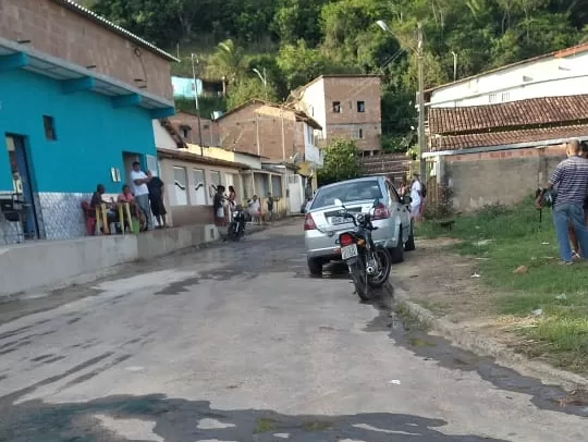 Cinco pessoas são baleadas por causa de discussão envolvendo política em Itamaraju. Autor foi preso
