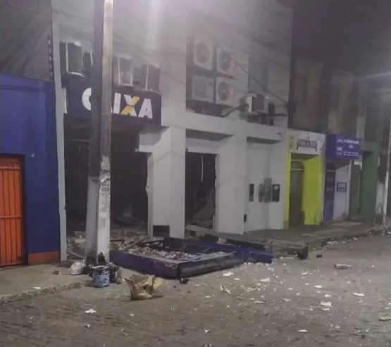 Criminosos explodem Três agências bancárias em   Muritiba, próximo a Salvador
