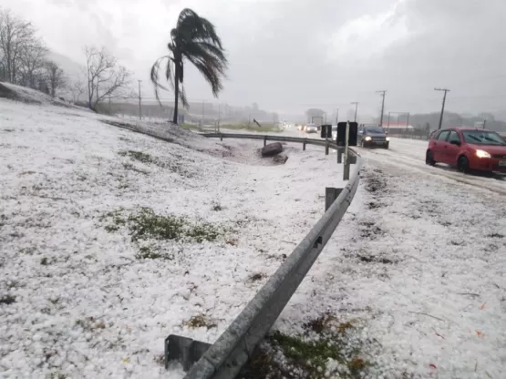 ​Chuva de granizo causa estragos no Sul de Minas