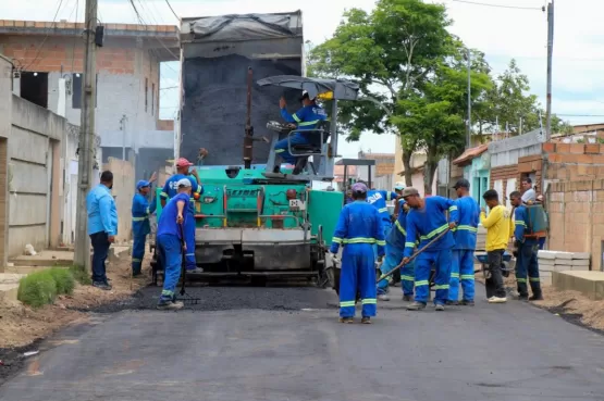 Pavimentação continua no bairro Colina Verde; em Teixeira de Freitas