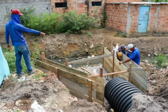 Prefeitura inicia processo de drenagem na Rua Paraíba Teixeira de Freitas