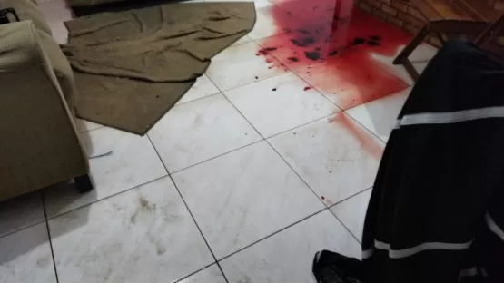 Assassinos chamam a vítima pelo nome antes de mata-lo em Teixeira de Freitas. Jovem foi morto a tiros e facadas