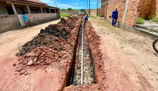 Após urbanização e luz elétrica, Prefeitura está levando Água da EMBASA ao bairro 1º de Maio em Mucuri