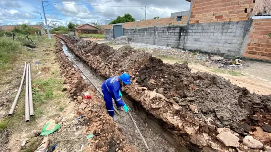 Após urbanização e luz elétrica, Prefeitura está levando Água da EMBASA ao bairro 1º de Maio em Mucuri