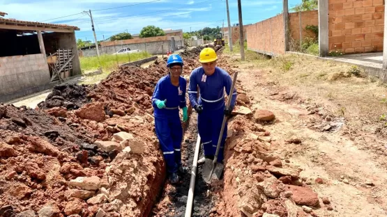 Após urbanização e luz elétrica, Prefeitura está levando Água da EMBASA ao bairro 1º de Maio em Mucuri