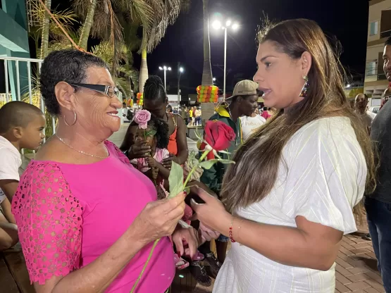 Primeira dama de Alcobaça, Euriciene Ramos distribui rosas durante a inauguração da Praça da Caixa D’Água
