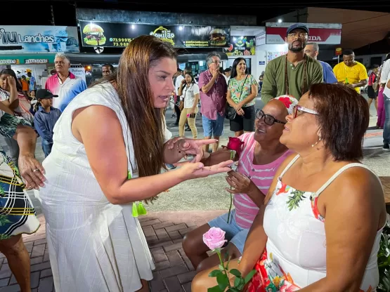 Primeira dama de Alcobaça, Euriciene Ramos distribui rosas durante a inauguração da Praça da Caixa D’Água