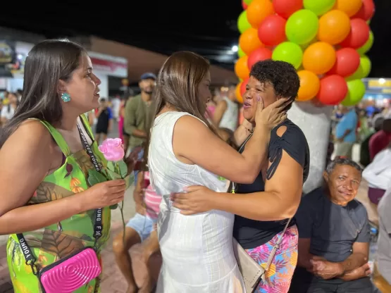 Primeira dama de Alcobaça, Euriciene Ramos distribui rosas durante a inauguração da Praça da Caixa D’Água