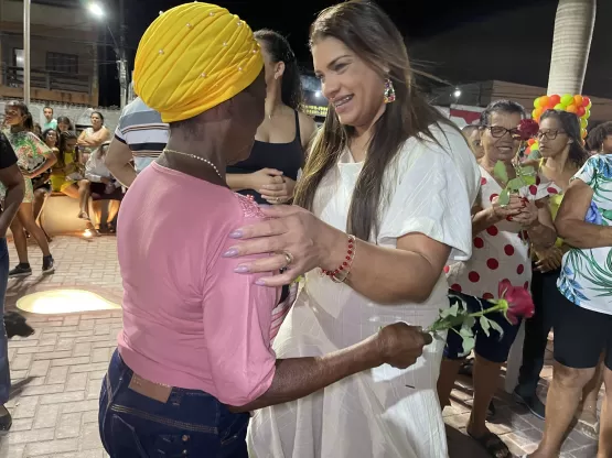 Primeira dama de Alcobaça, Euriciene Ramos distribui rosas durante a inauguração da Praça da Caixa D’Água
