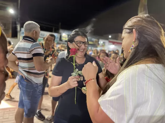 Primeira dama de Alcobaça, Euriciene Ramos distribui rosas durante a inauguração da Praça da Caixa D’Água