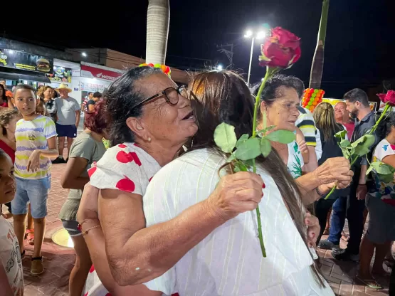 Primeira dama de Alcobaça, Euriciene Ramos distribui rosas durante a inauguração da Praça da Caixa D’Água