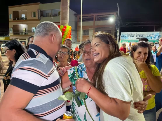 Primeira dama de Alcobaça, Euriciene Ramos distribui rosas durante a inauguração da Praça da Caixa D’Água