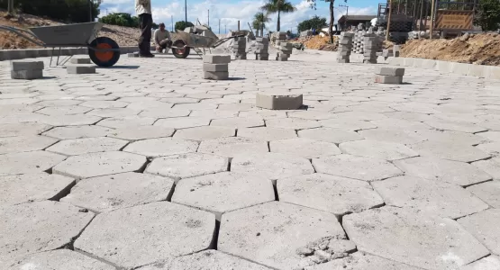 Prefeitura de Mucuri começa obras de pavimentação da Avenida Brasil em Itabatã