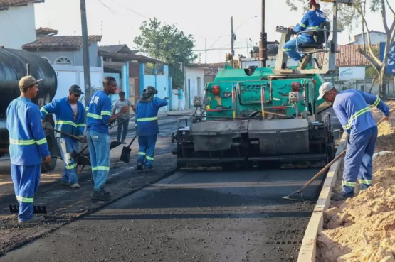 Prefeitura de Teixeira de Freitas manda asfaltar  ruas no entorno da Praça Joana Angélica