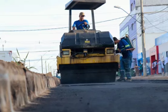 Prefeitura de Teixeira de Freitas manda asfaltar  ruas no entorno da Praça Joana Angélica