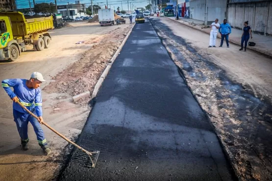 Prefeitura de Teixeira de Freitas manda asfaltar  ruas no entorno da Praça Joana Angélica