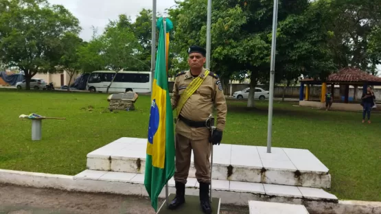 Polícia Militar de Teixeira de Freitas realiza solenidade ao Dia da Bandeira